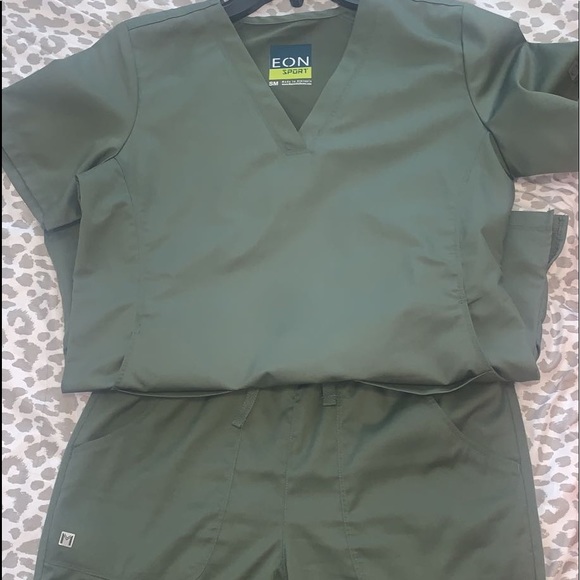 Xsmall/small olive green scrubs. Gently used - Picture 10 of 13